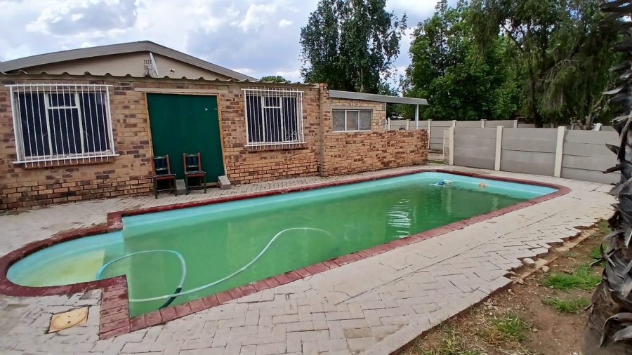 6 Bedroom Property for Sale in Generaal De Wet Free State